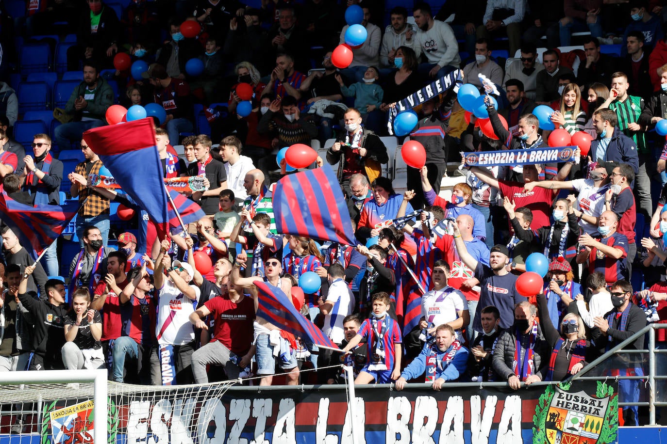 Fotos: El Eibar sigue en lo más alto de la tabla