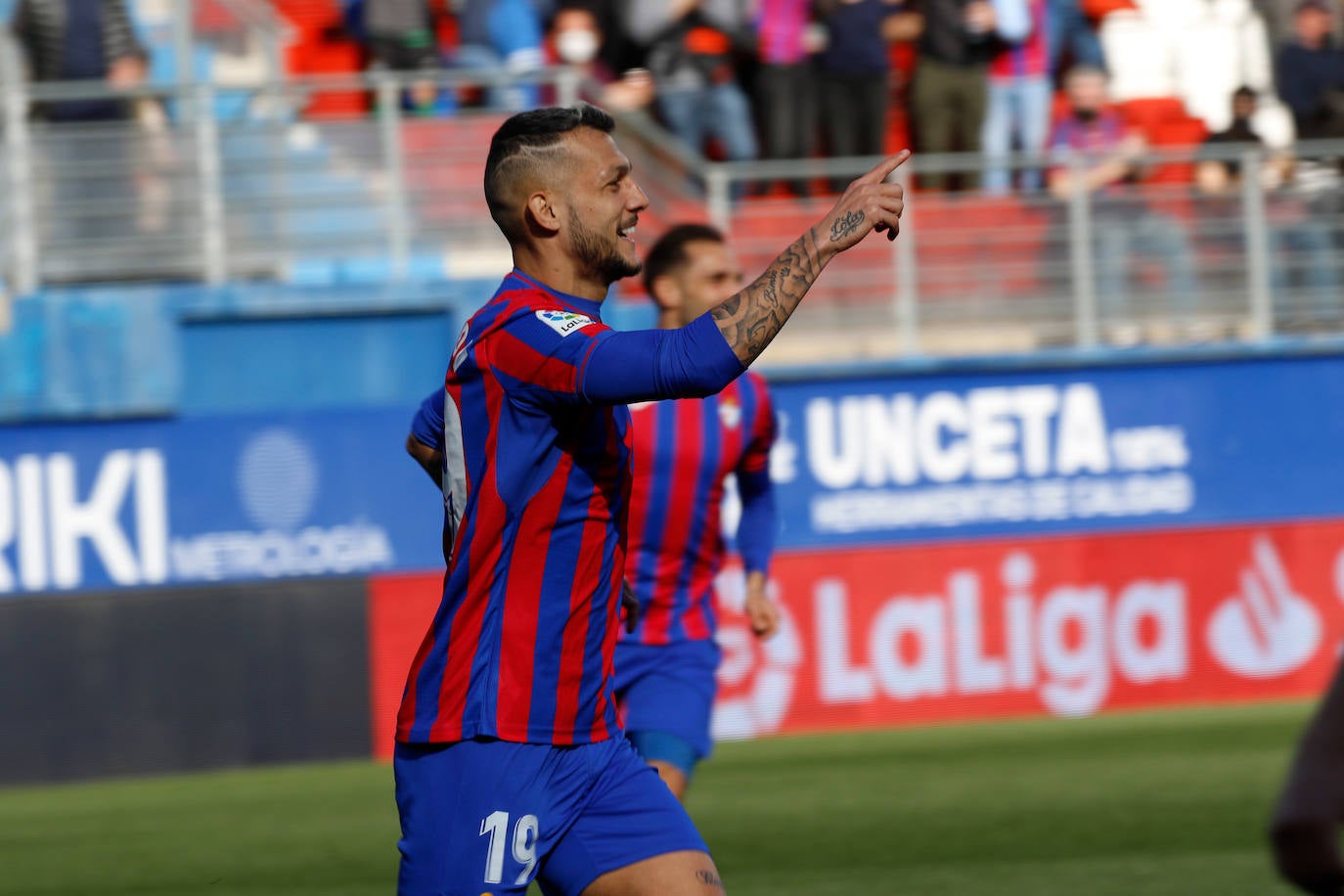Fotos: El Eibar sigue en lo más alto de la tabla