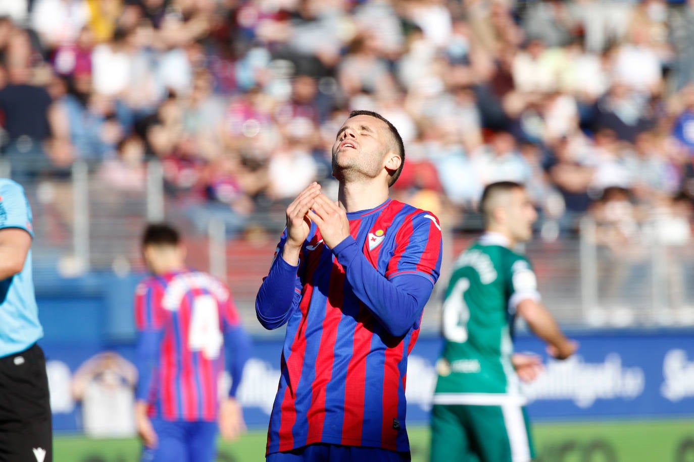 Fotos: El Eibar sigue en lo más alto de la tabla