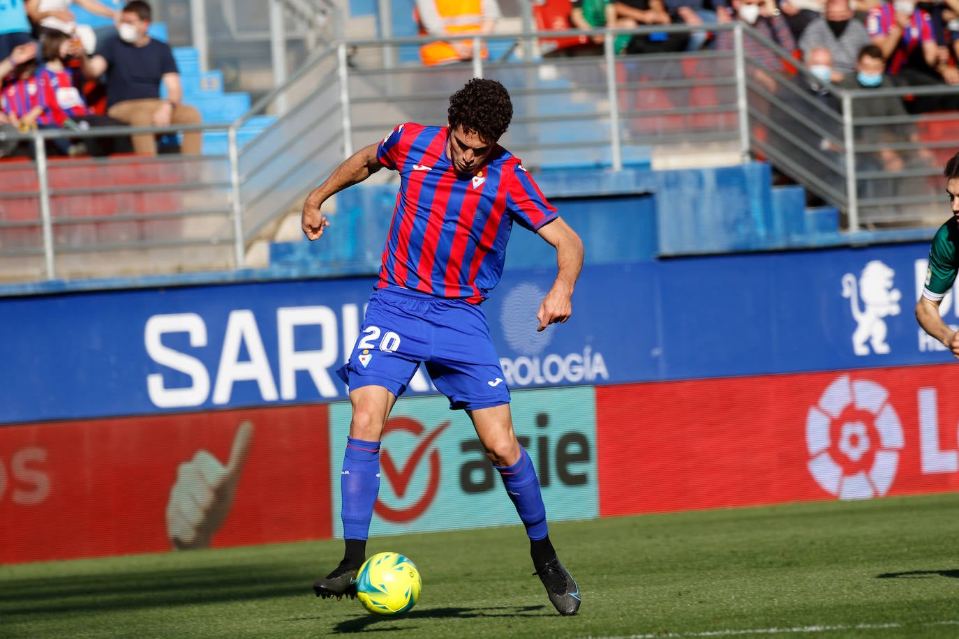 Fotos: El Eibar sigue en lo más alto de la tabla