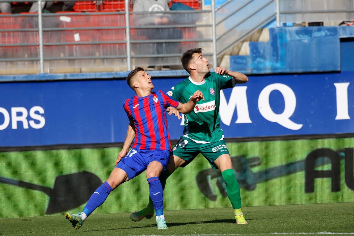 Fotos: El Eibar sigue en lo más alto de la tabla
