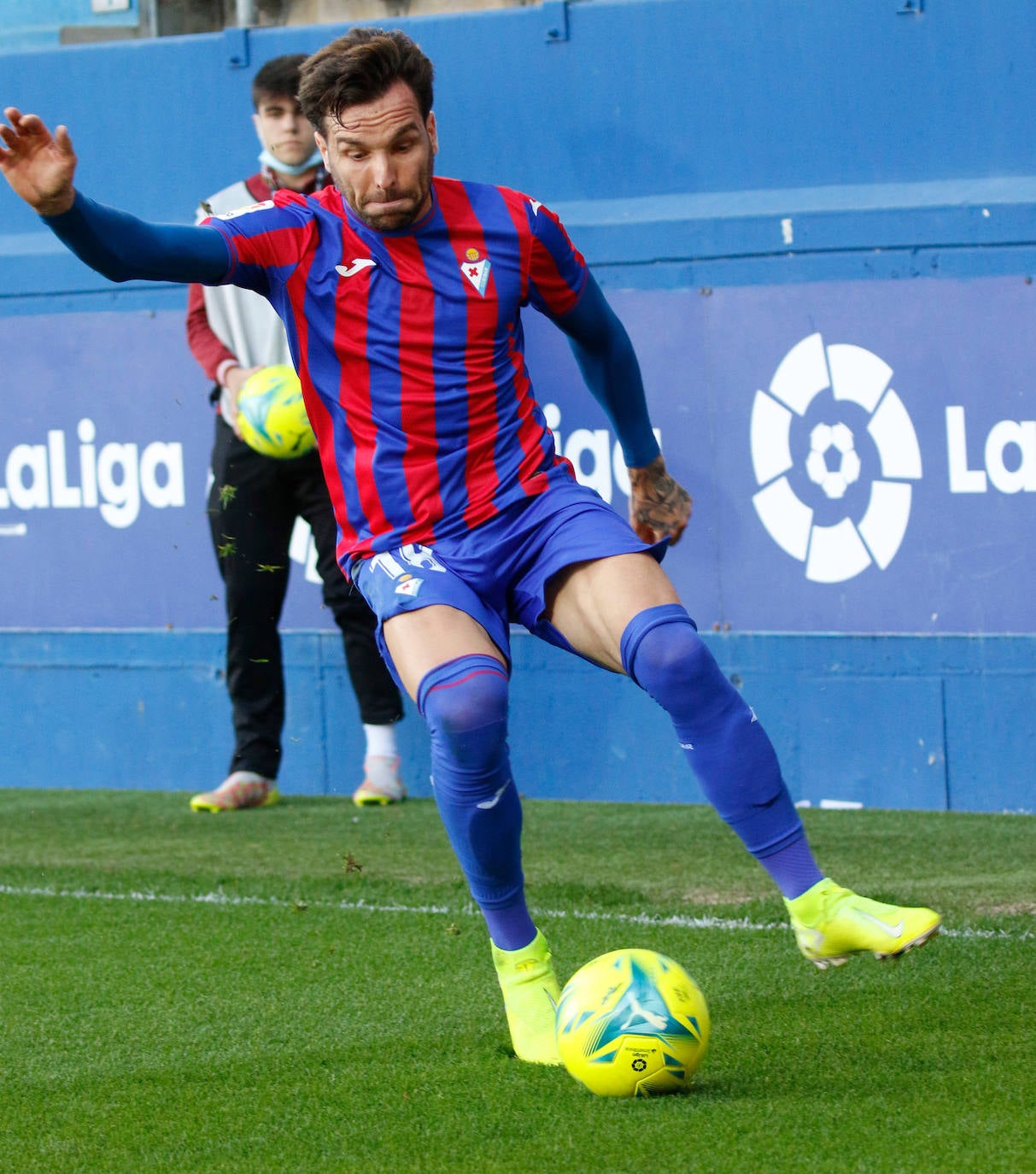 Fotos: El Eibar sigue en lo más alto de la tabla