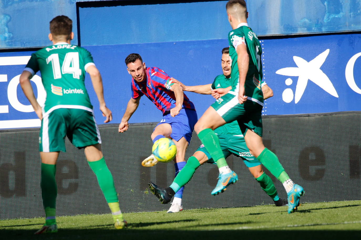 Fotos: El Eibar sigue en lo más alto de la tabla