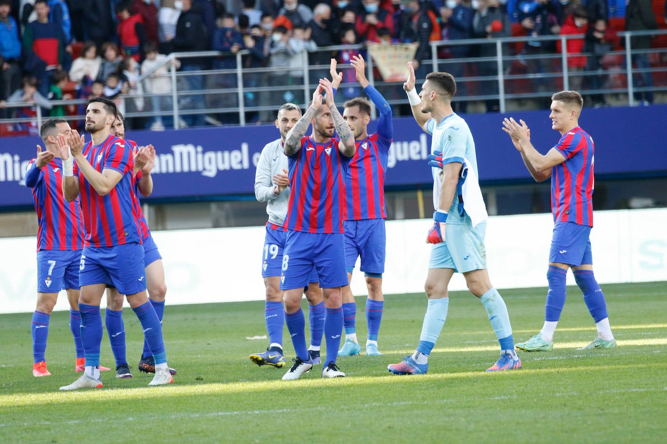 Fotos: El Eibar sigue en lo más alto de la tabla