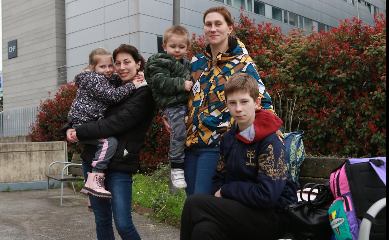 Daria, Elena y sushijos, en el exteriorde la comisaría deDonostia para pedirla protección. 