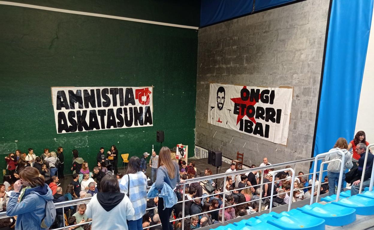 Homenaje celebrado en el frontón de Berango, el pasado domingo, al preso Ibai Aginaga.