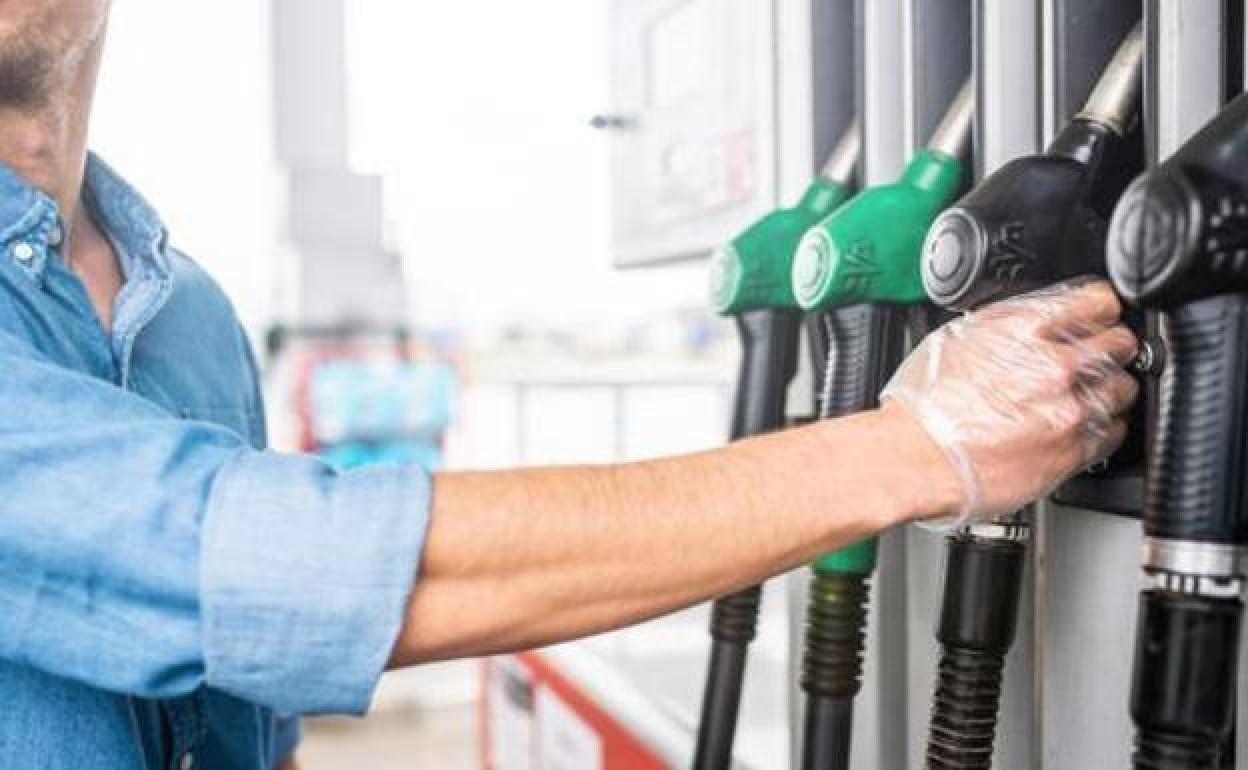 Un hombre se dispone a repostar en una gasolinera.