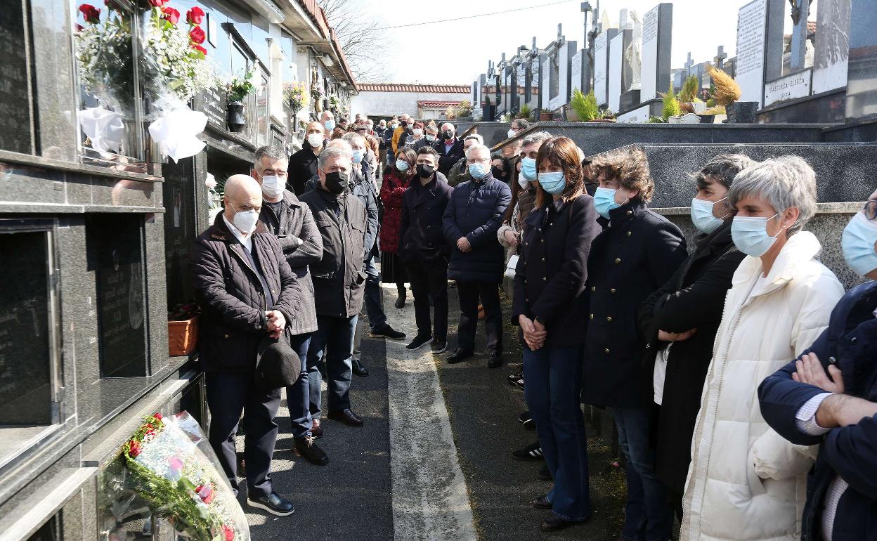 Socialistas guipuzcoanos, en el tributo del pasado año a Juan Priede en el cementerio de Orio. 