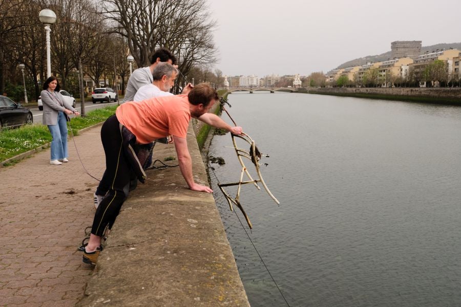 Fotos: El PP de San Sebastián denuncia la basura que hay en el Urumea