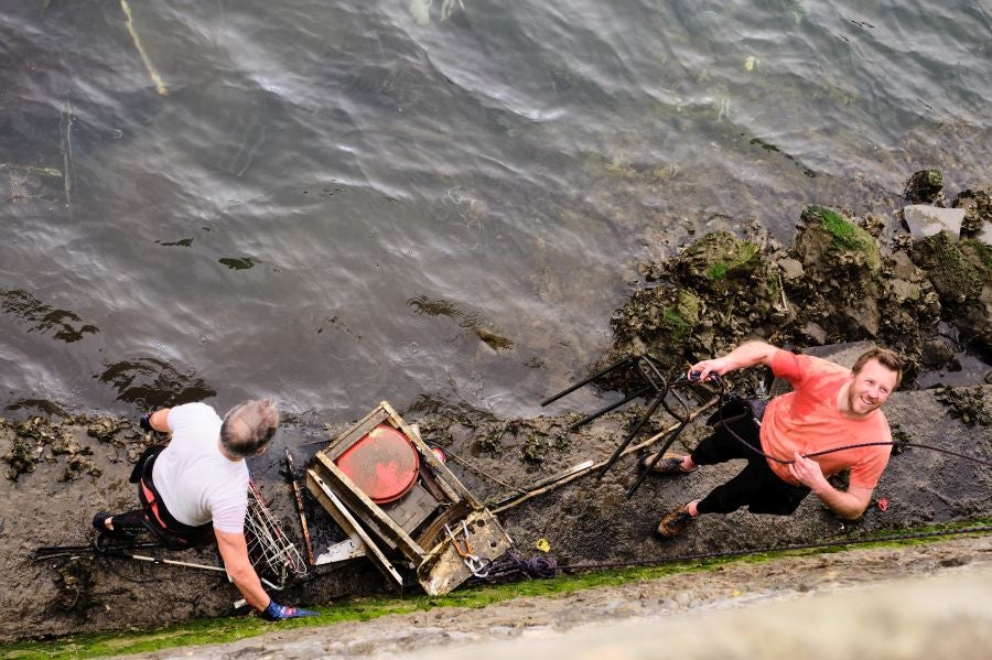 Fotos: El PP de San Sebastián denuncia la basura que hay en el Urumea