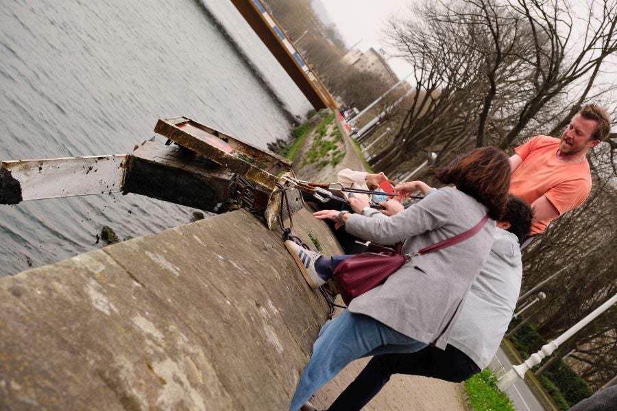 Fotos: El PP de San Sebastián denuncia la basura que hay en el Urumea