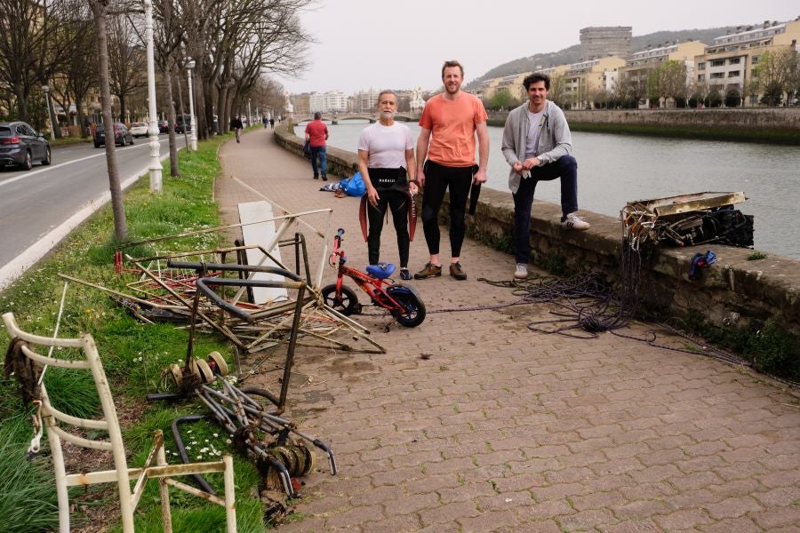 Fotos: El PP de San Sebastián denuncia la basura que hay en el Urumea