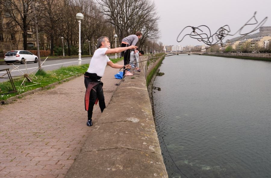 Fotos: El PP de San Sebastián denuncia la basura que hay en el Urumea