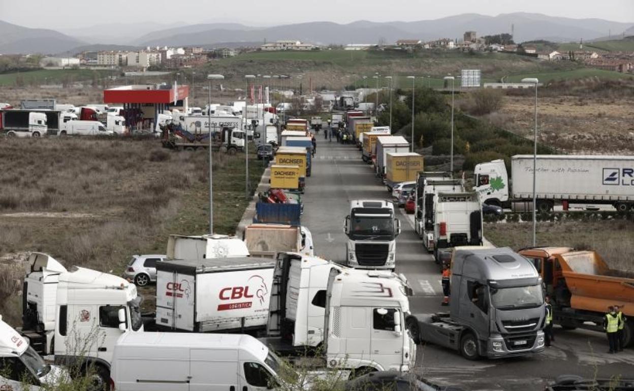 Caravana de camiones en huelga hacia Pamplona, esta mañana