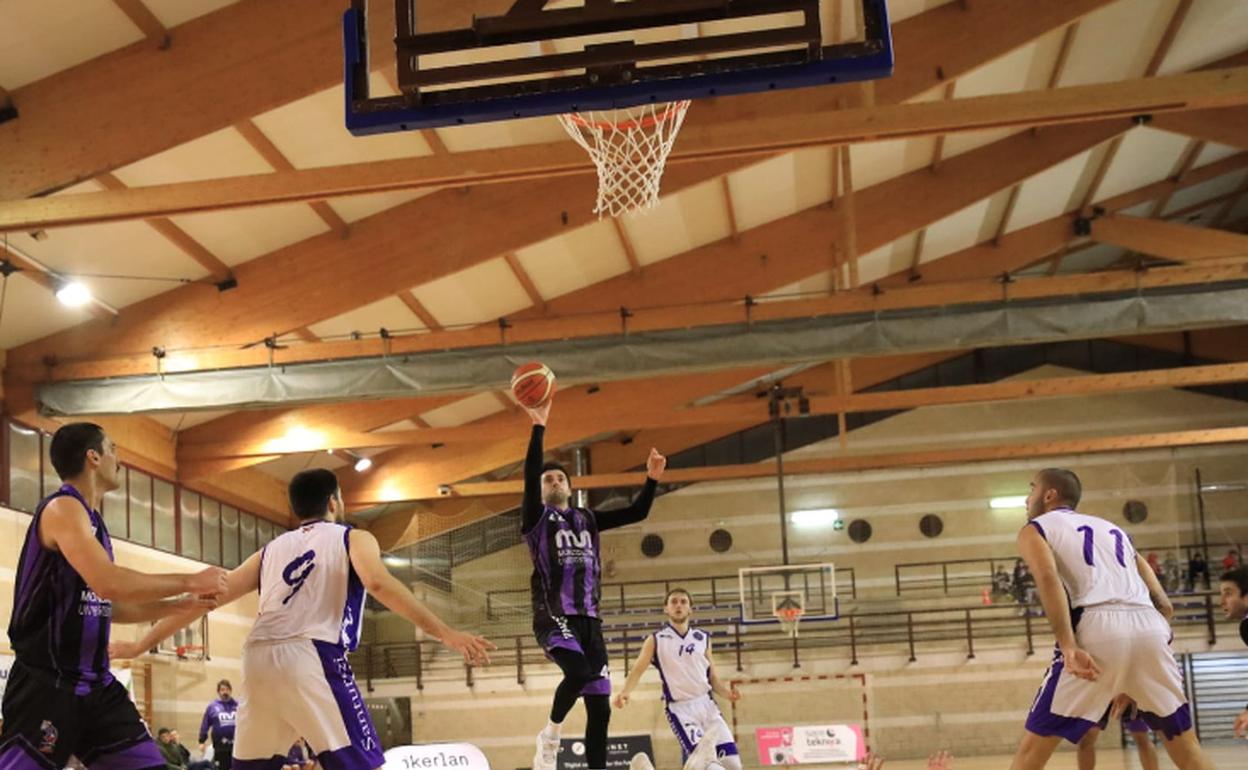 Andoni Atxa durante un tiro a canasta. 