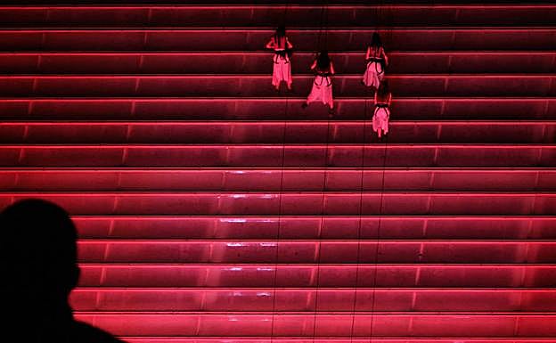 El público disfruta de la magia de la compañía Harrobi Dantza Bertikala. 