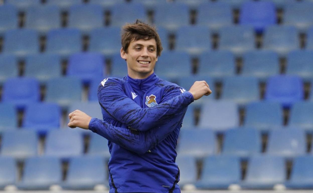 Robin Le Normand lucía una amplia sonrisa en la sesión de entrenamiento de ayer en Zubieta. 