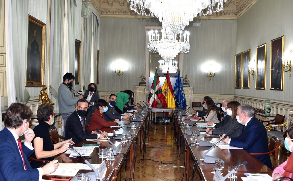 La delegación vasca estuvo encabezada ayer por Erkoreka, Garamendi, Mendia y Azpiazu, mientras que por parte del Gobierno central acudió la ministra Rodríguez y Denis Itxaso, entre otros.