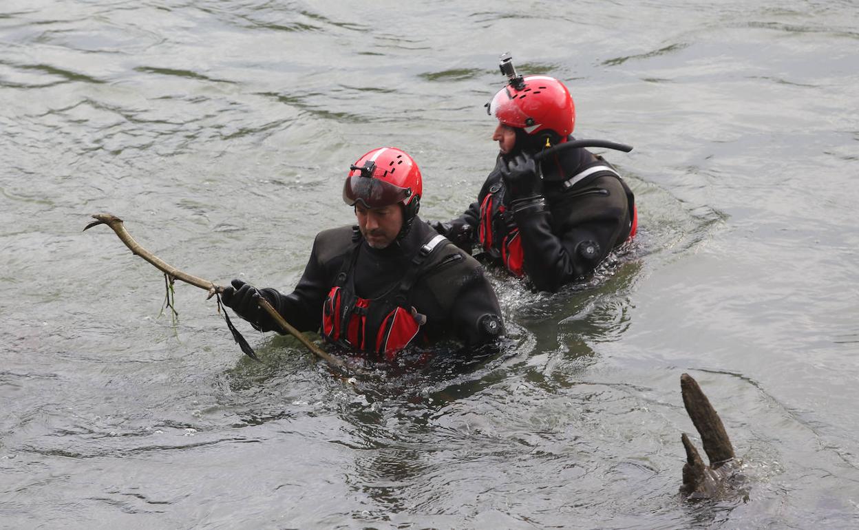 Dos agentes en las labores de búsqueda.