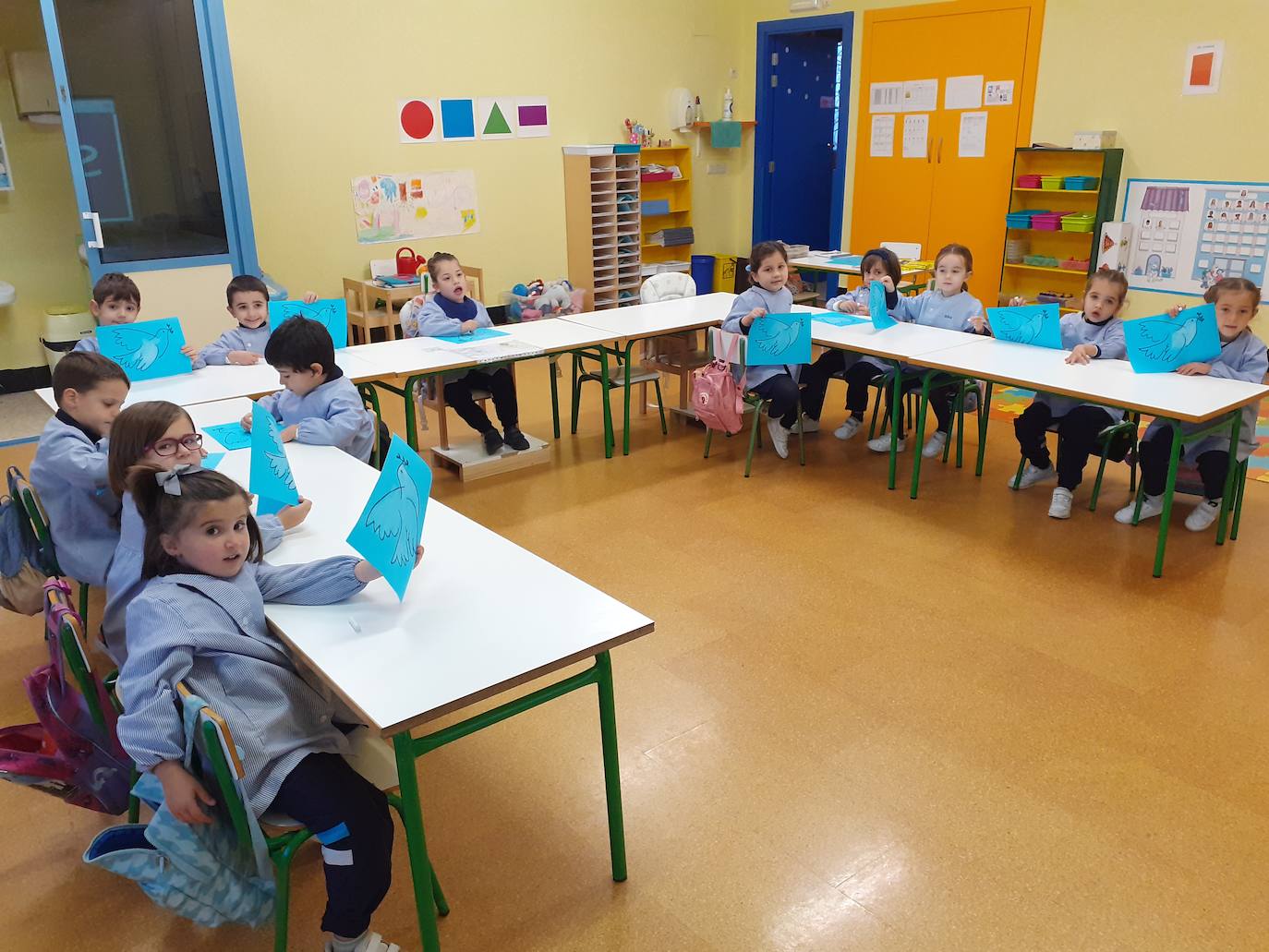 Los alumnos de la clase de 4 años, pintando.