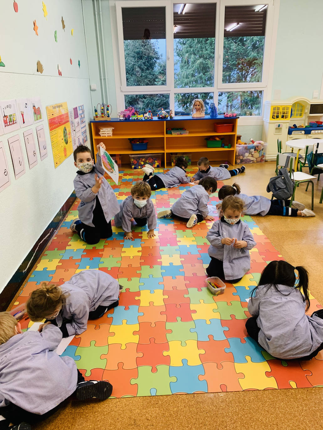 Los alumnos de la clase de 3 años, jugando.