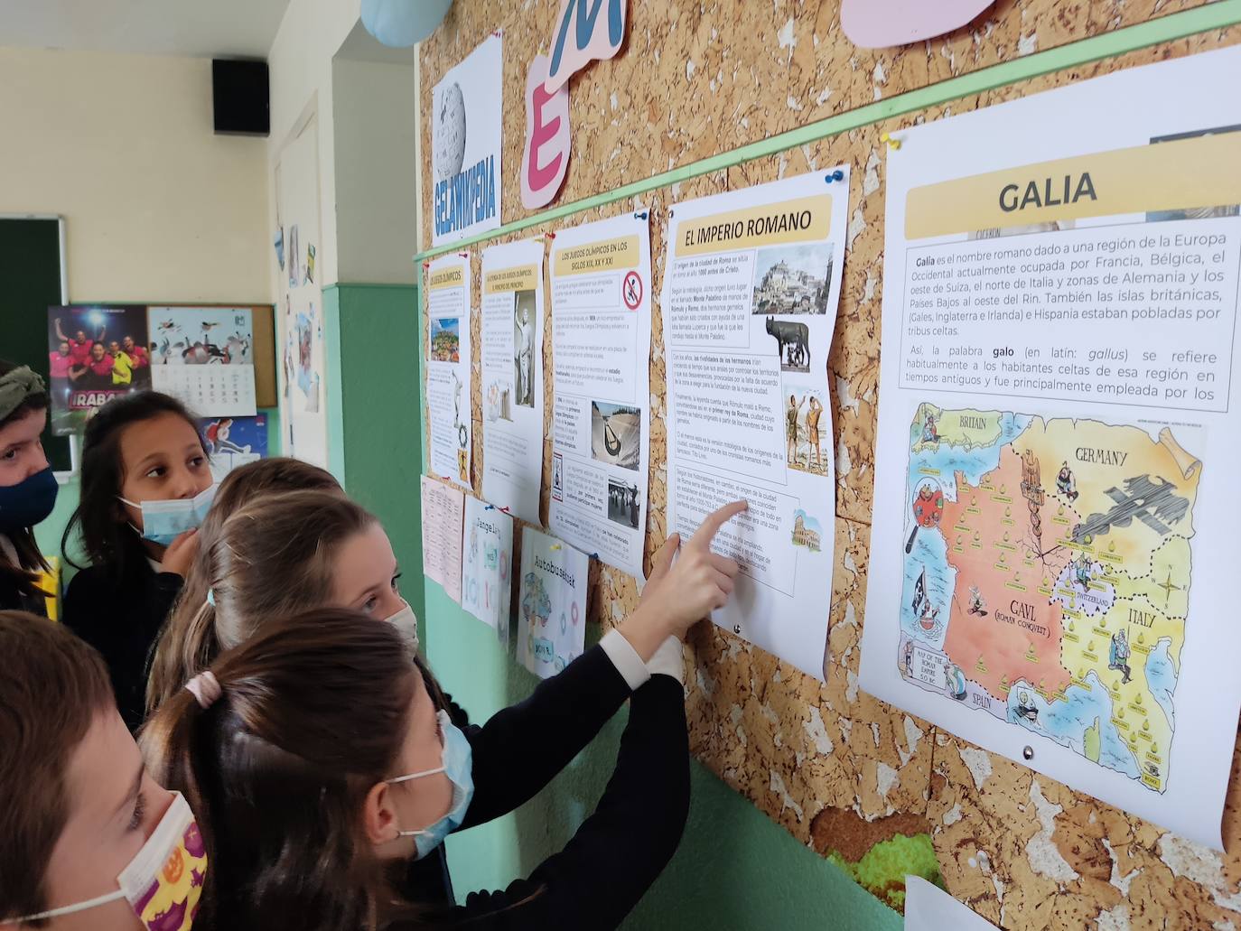 Los niños de 3º de Primaria, repasando apuntes.