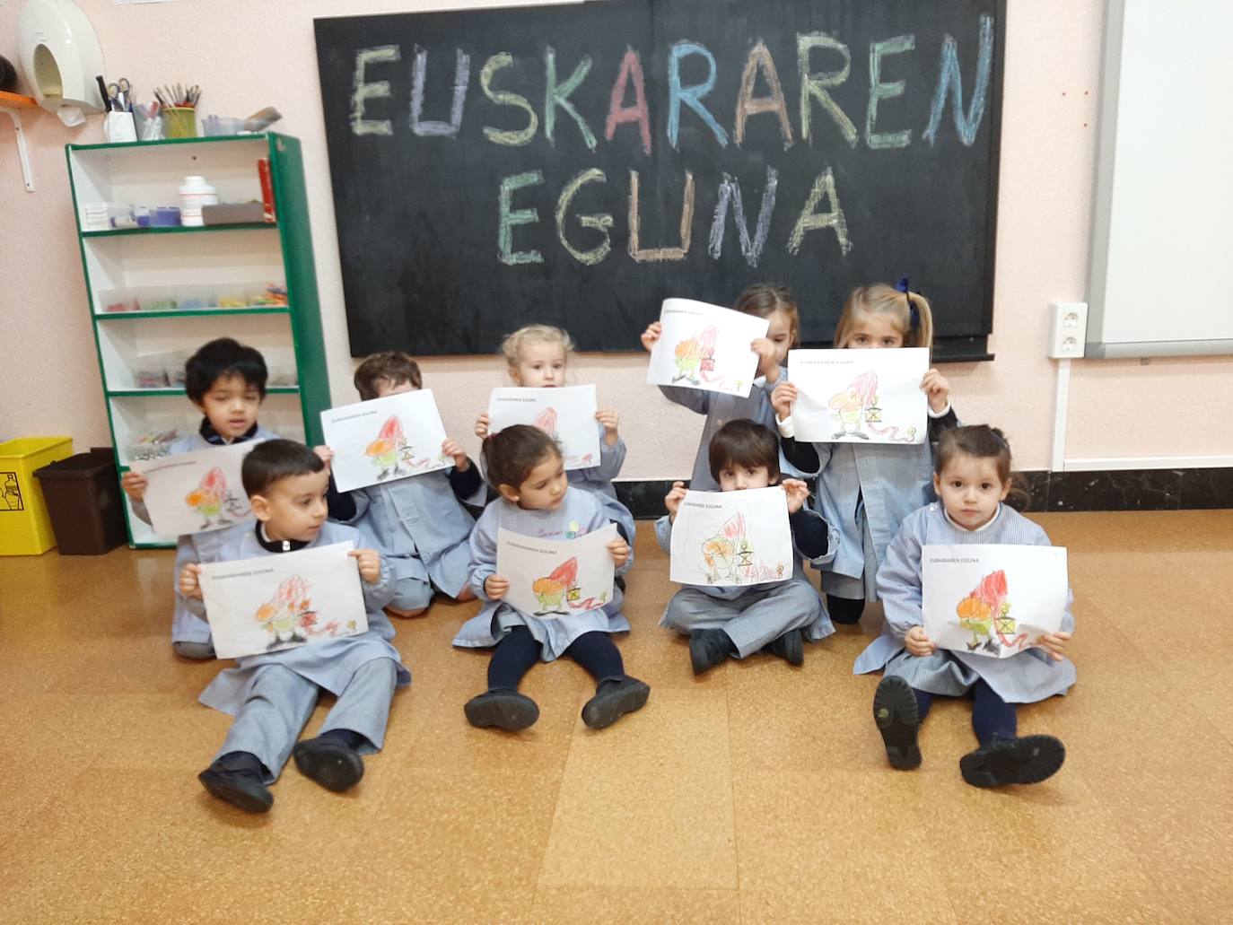 Los alumnos de la clase de 3 años, con unos dibujos.