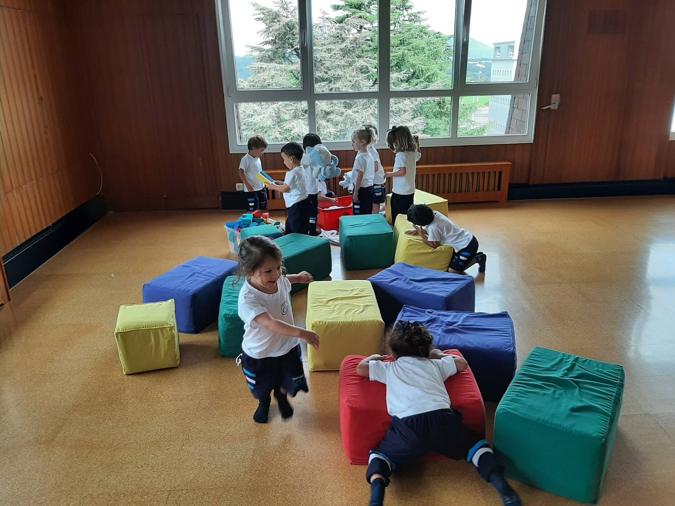 Los alumnos de la clase de 3 años pasándoselo en grande.