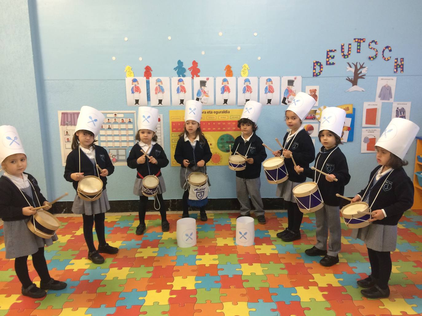 Los alumnos de la clase de 4 años, tocando la tamborrada.