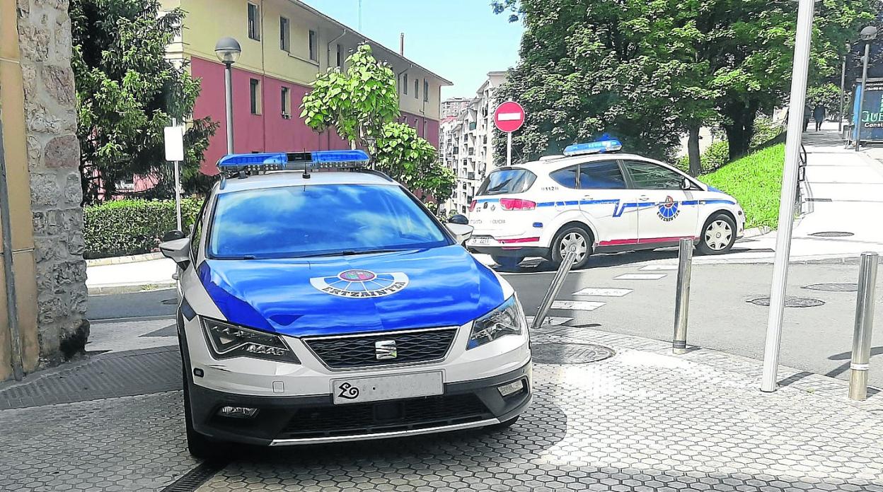 Dos coches patrulla de la Ertzaintza durante un dispositivo de vigilancia en una calle de Pasaia. 