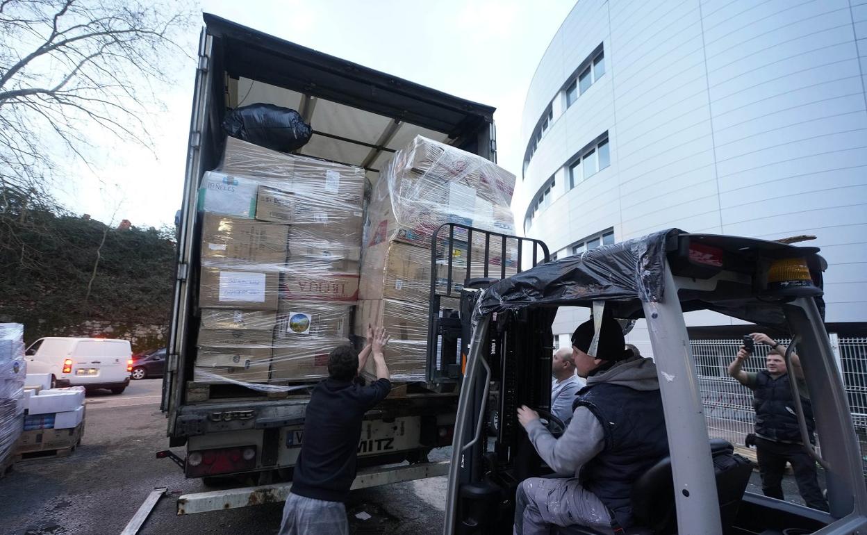 Varios voluntarios de Ucrania-Euskadi cargan uno de los camiones enviados desde Gipuzkoa. 