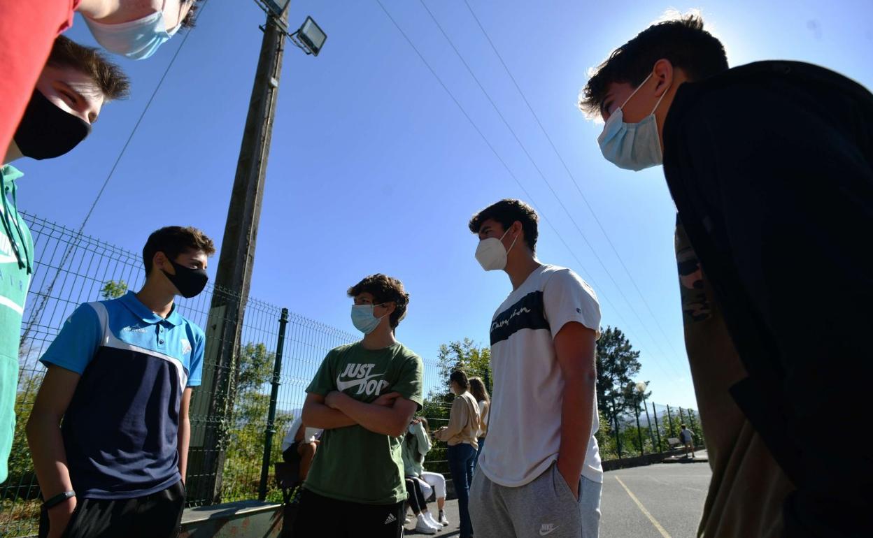Alumnos de Secundaria, en el patio de un colegio donostiarra. 