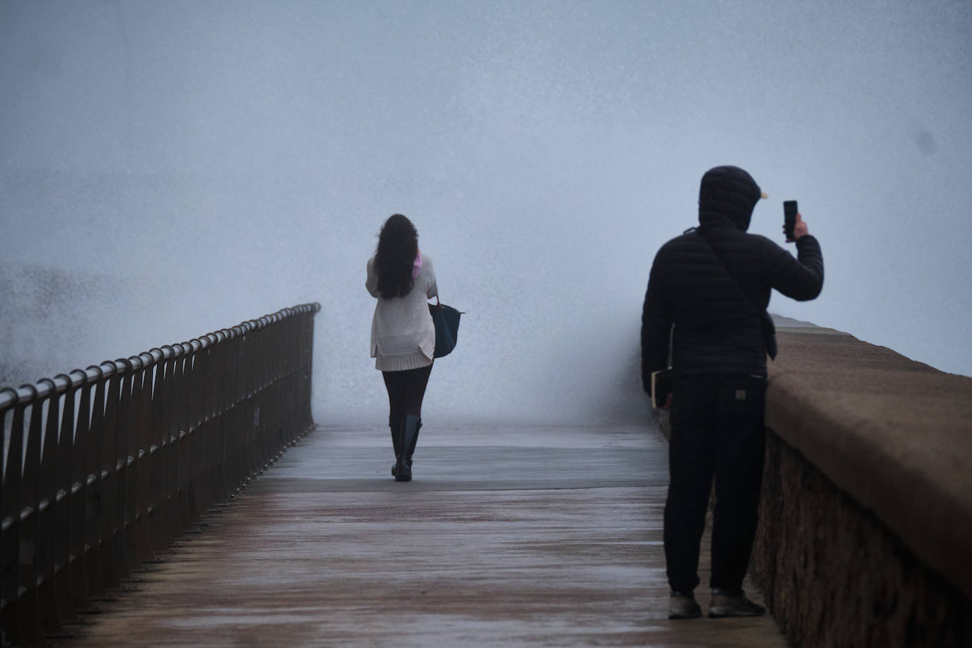 Fotos: Olas en el Paseo Nuevo de Donostia