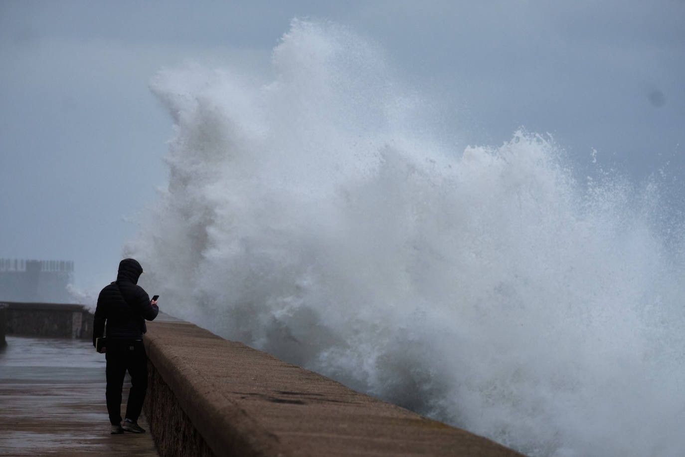 Fotos: Olas en el Paseo Nuevo de Donostia