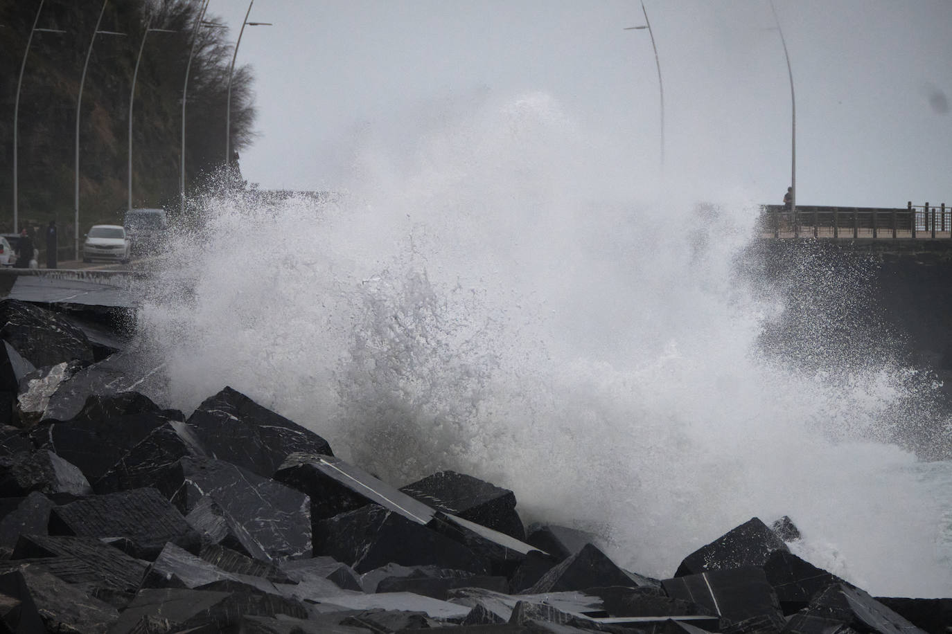 Fotos: Olas en el Paseo Nuevo de Donostia
