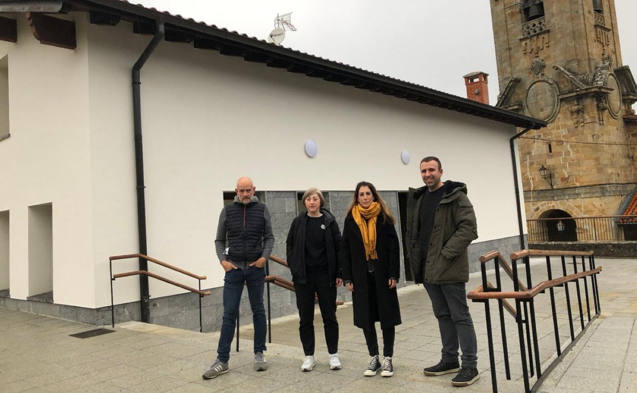 Autoridades municipales frente al nuevo y reformado hostal de Araotz esta misma semana. 