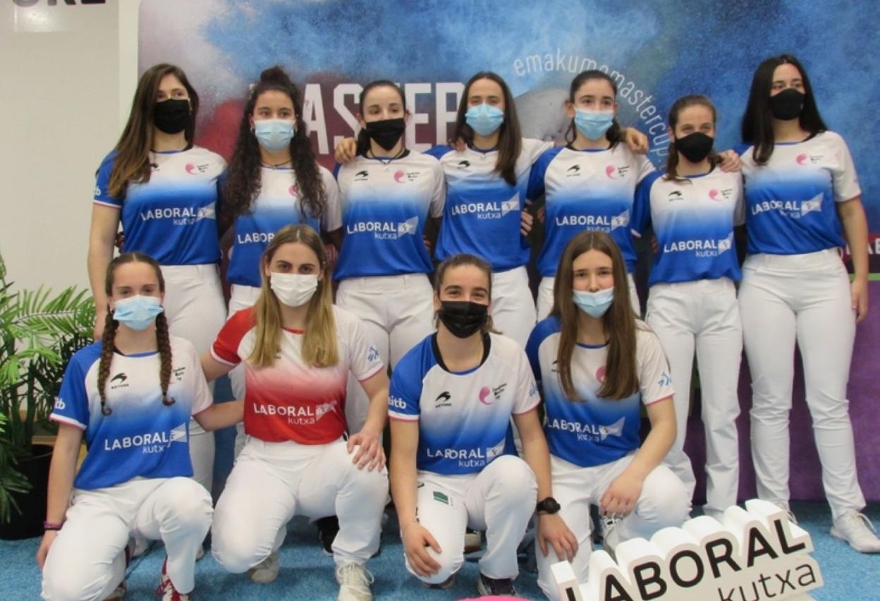 Las pelotaris luciendo las nuevas camisetas diseñadas por Astore. 