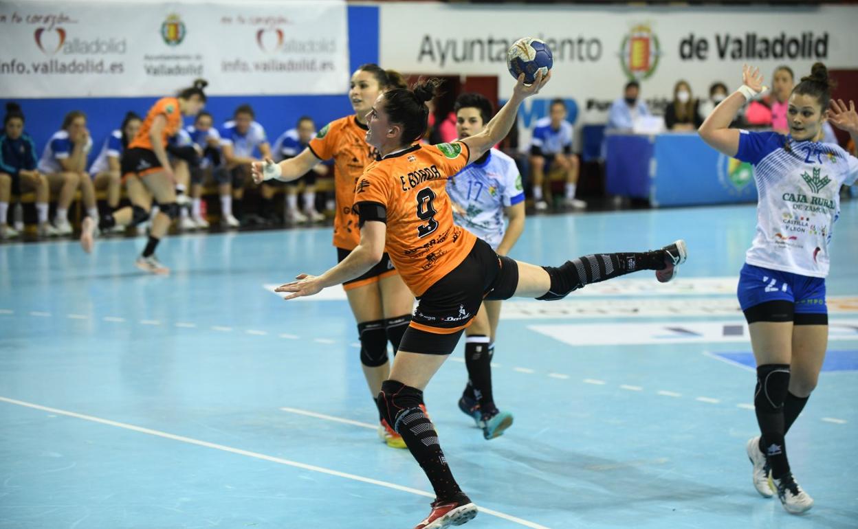 Boada se dispone a lanzar a portería ante el Valladolid. 