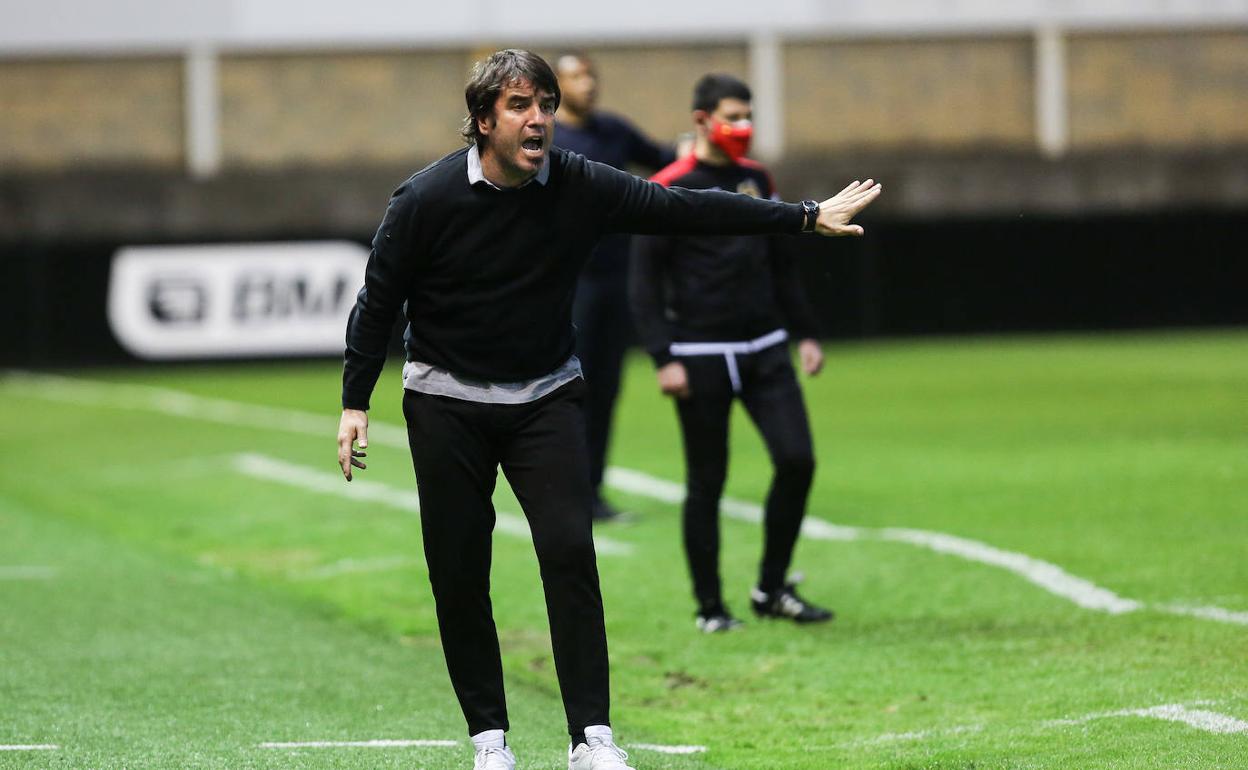 Aitor Zulaika da instrucciones en un partido en Gal.