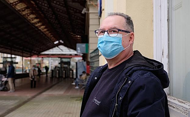 Juan Guzmán, usuario habitual del servicio de Cercanías, cubre el trayecto entre Iruny Donostia. 