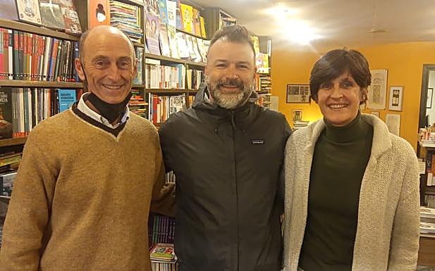 Nickolas Butler, entre Santi Azurmendi y Nuria.