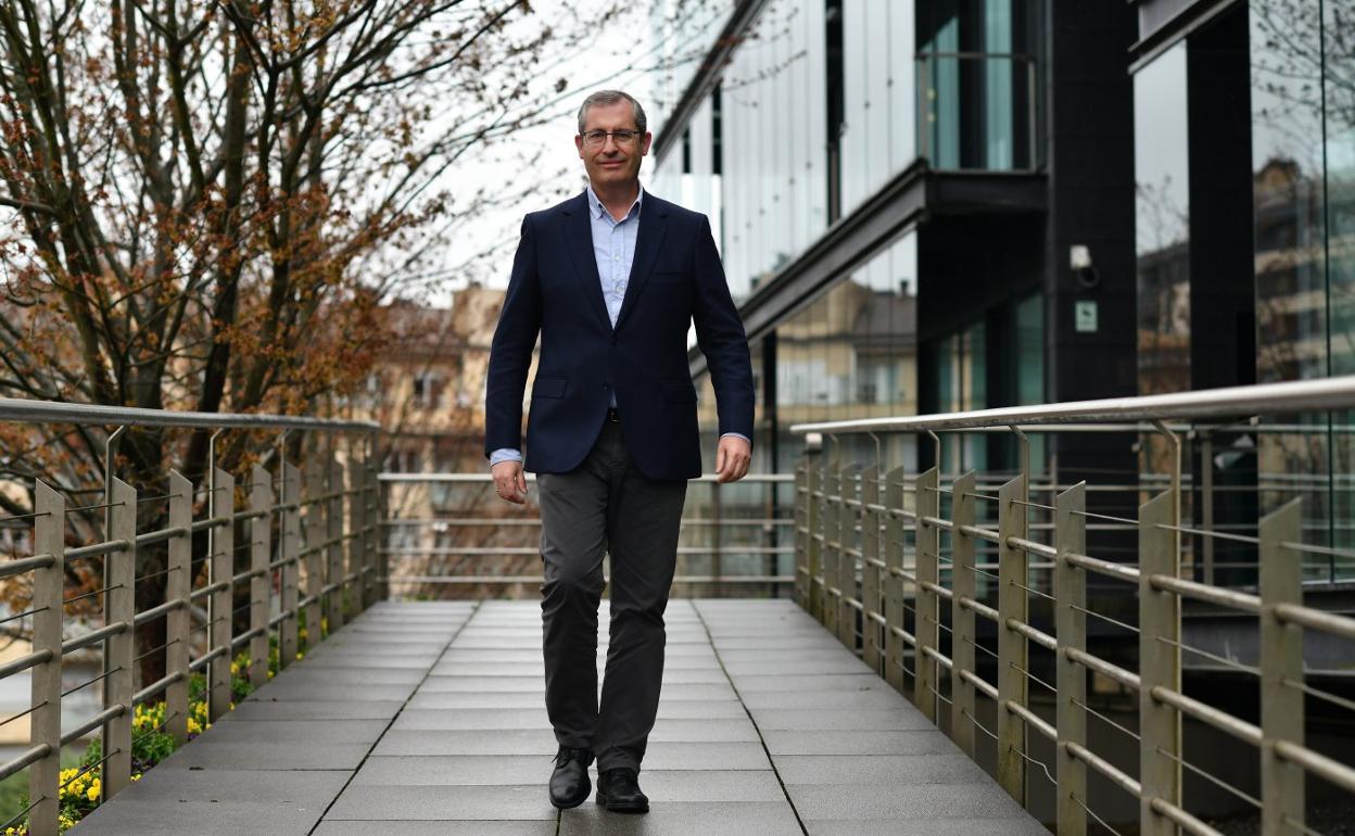 Markel Olano camina en el exterior de la sededel Parque Tecnológico Garaia, en Arrasate. 