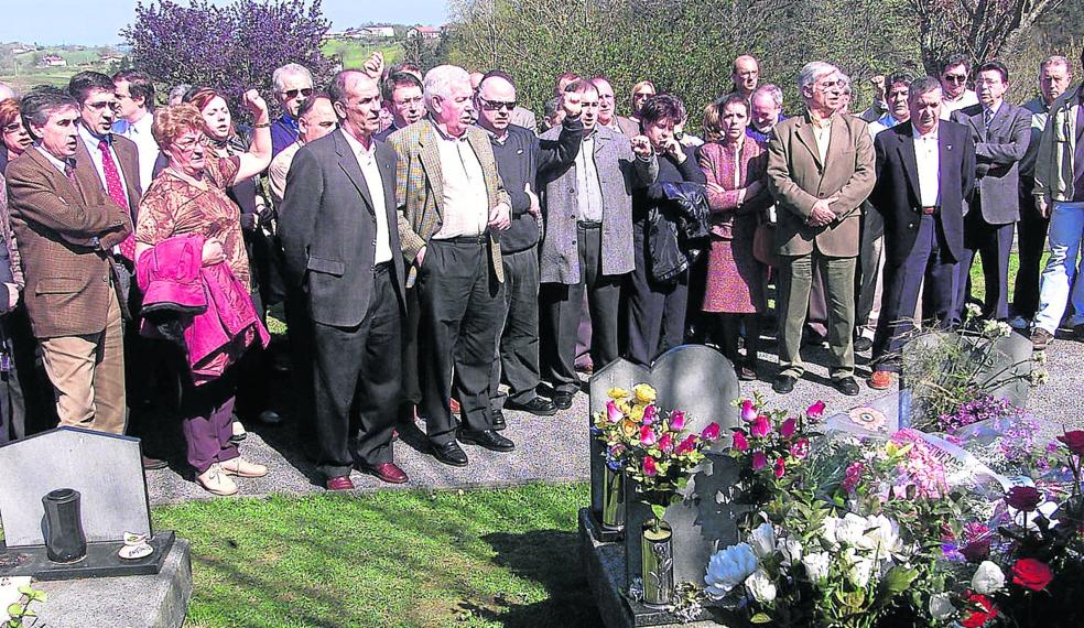 La víspera del atentado. Juan Priede, en el centro con americana beige, en el homenaje a Froilán Elespe.