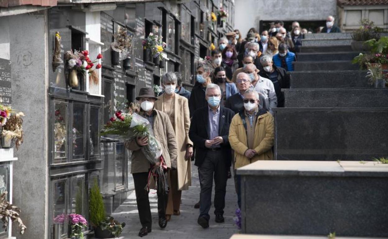 El líder del PSE de Gipuzkoa, José Ignacio Asensio, acompaña a los hijos del concejal Juan Priede, a su llegada al homenaje en el cementerio de Orio. 