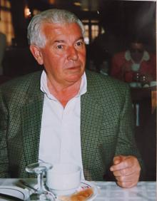 Imagen secundaria 2 - Arriba, el concejal Priede en una reunión en la Casa de Cultura de Orio. Izquierda, el bar Gure Txoko donde ocurrió el atentado. Derecha, Juan Priede en una comida de jubilados.