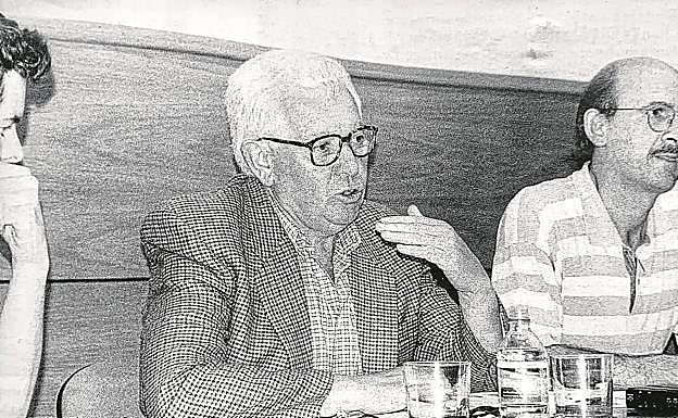 Imagen principal - Arriba, el concejal Priede en una reunión en la Casa de Cultura de Orio. Izquierda, el bar Gure Txoko donde ocurrió el atentado. Derecha, Juan Priede en una comida de jubilados.