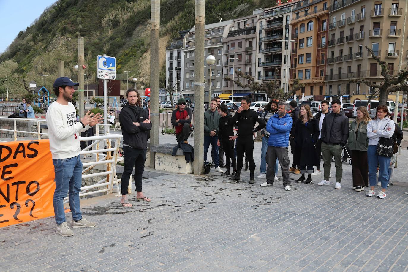Fotos: Surfistas de la Zurriola homenajean a Randall Cory en un acto en el que han leído una carta de agradecimiento de su familia