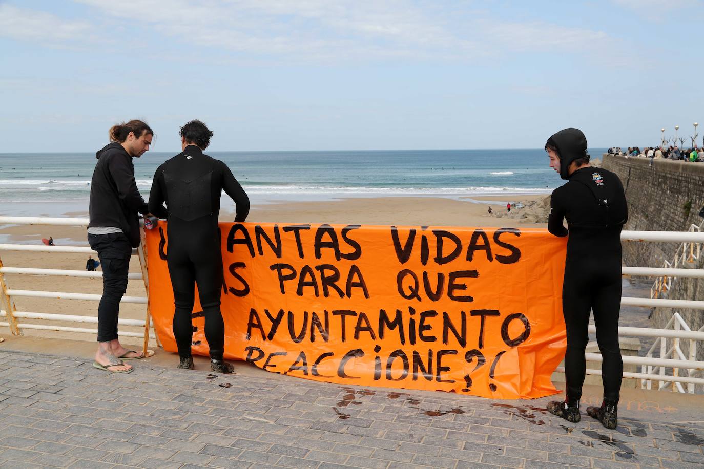 Fotos: Surfistas de la Zurriola homenajean a Randall Cory en un acto en el que han leído una carta de agradecimiento de su familia