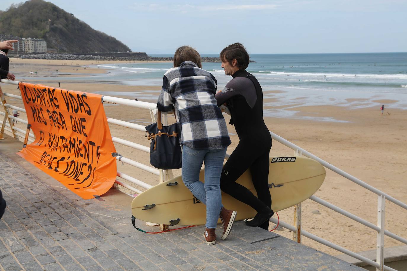 Fotos: Surfistas de la Zurriola homenajean a Randall Cory en un acto en el que han leído una carta de agradecimiento de su familia
