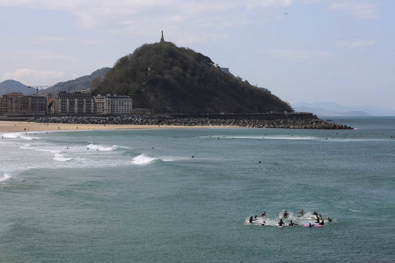 Fotos: Surfistas de la Zurriola homenajean a Randall Cory en un acto en el que han leído una carta de agradecimiento de su familia